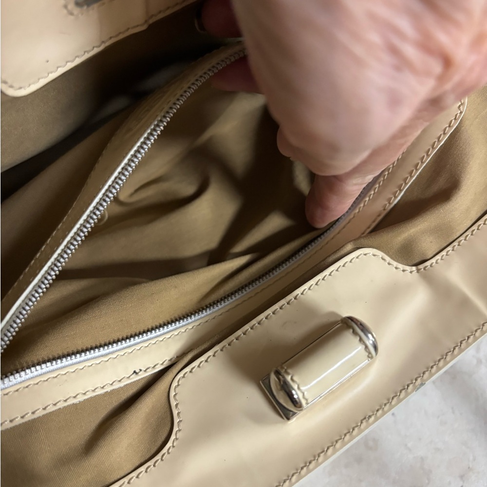 Authentic vintage Tod's Cream and Beige Shoulder Bag with Gloss Trim - Picture 9 of 12